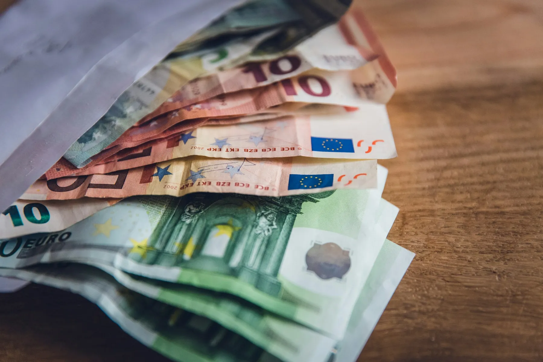 Euro-Geldscheine auf einem Holztisch