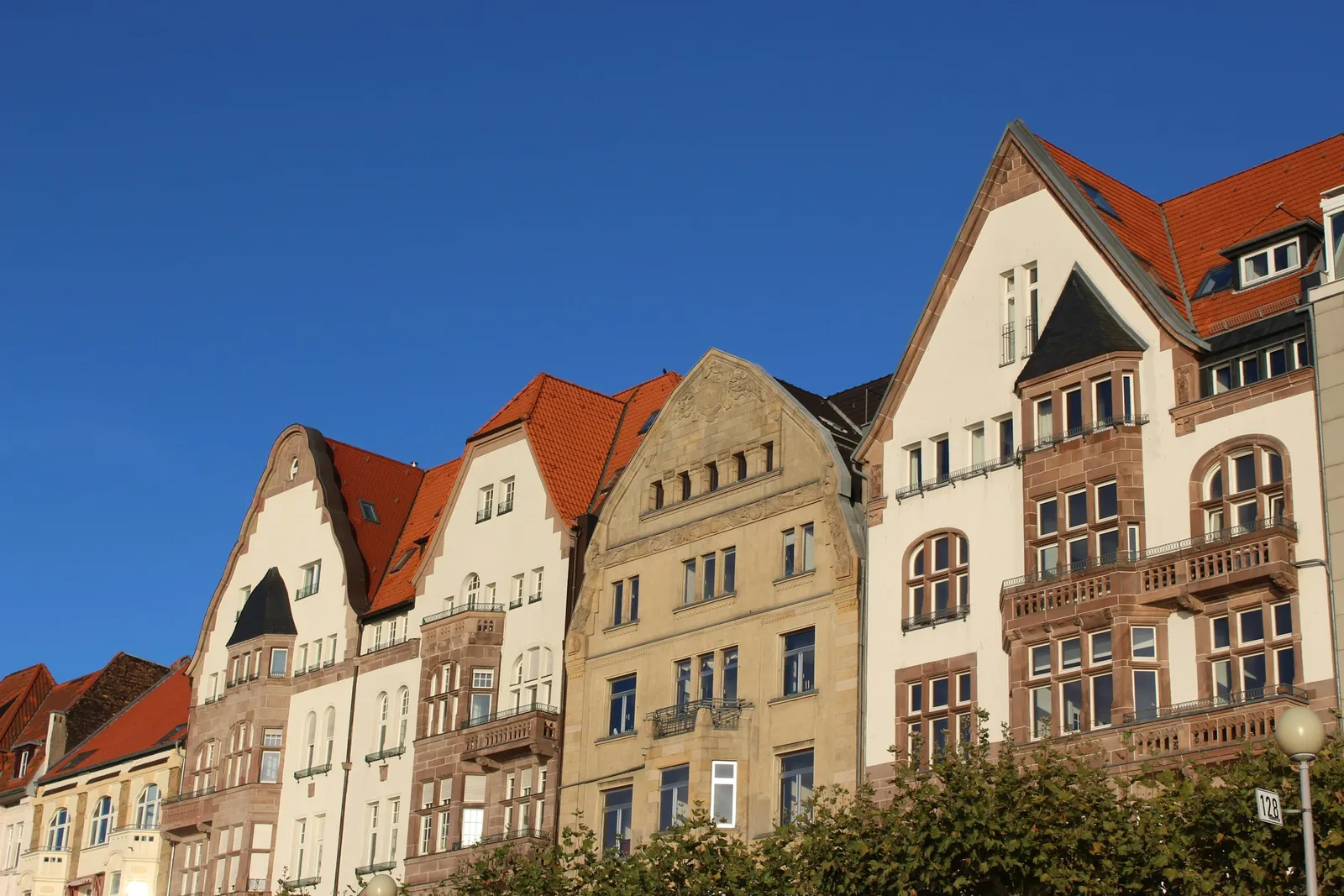 Häuserzeile mit Altbauten